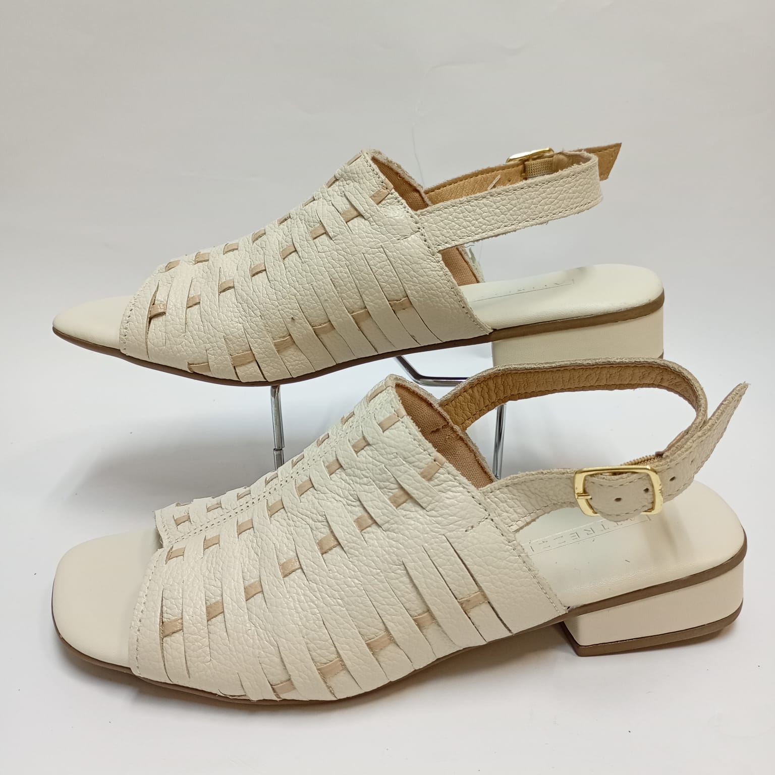 Sandália em Couro Salto Baixo - Imagem 2