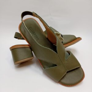 Sandália em Couro Salto Médio