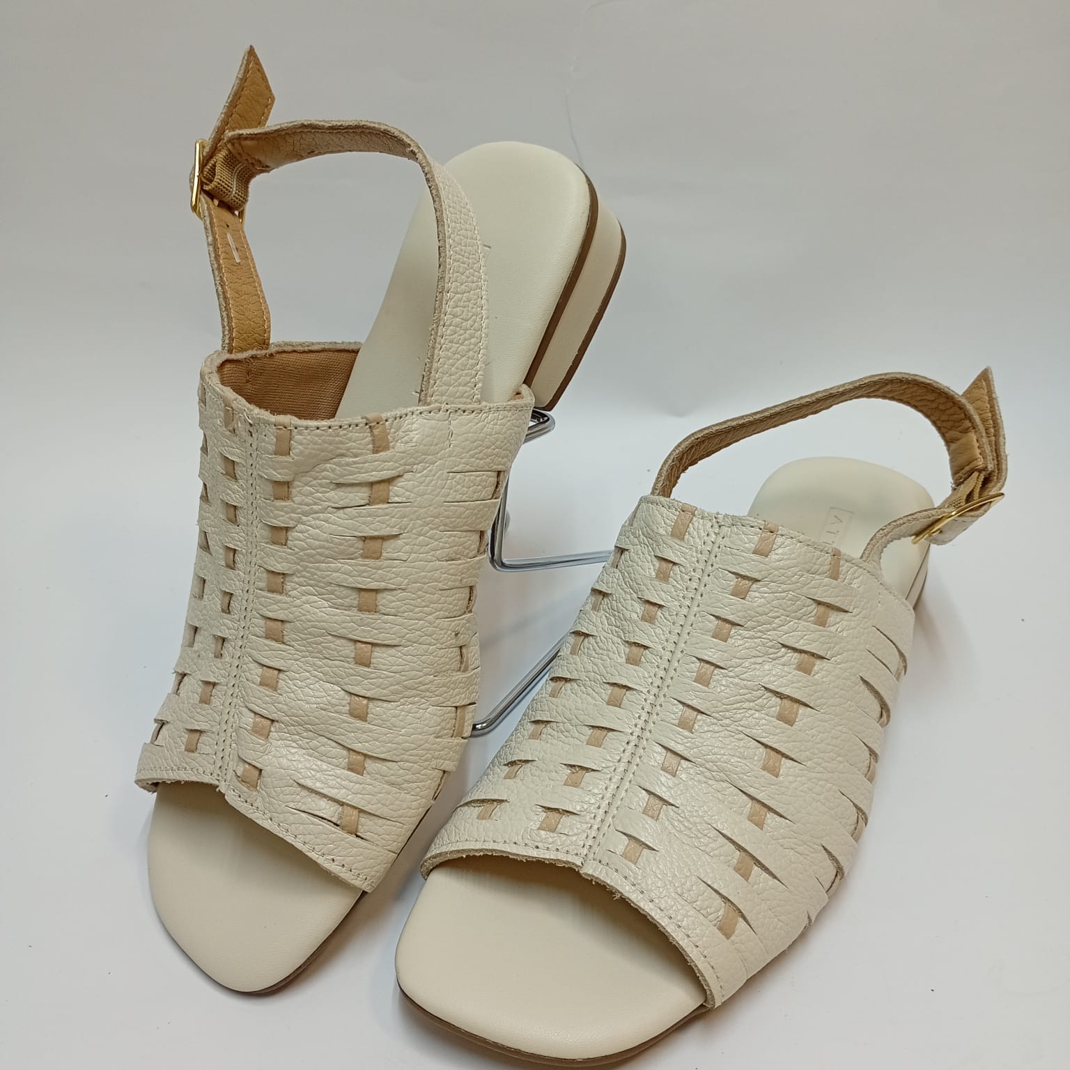 Sandália em Couro Salto Baixo - Imagem 4