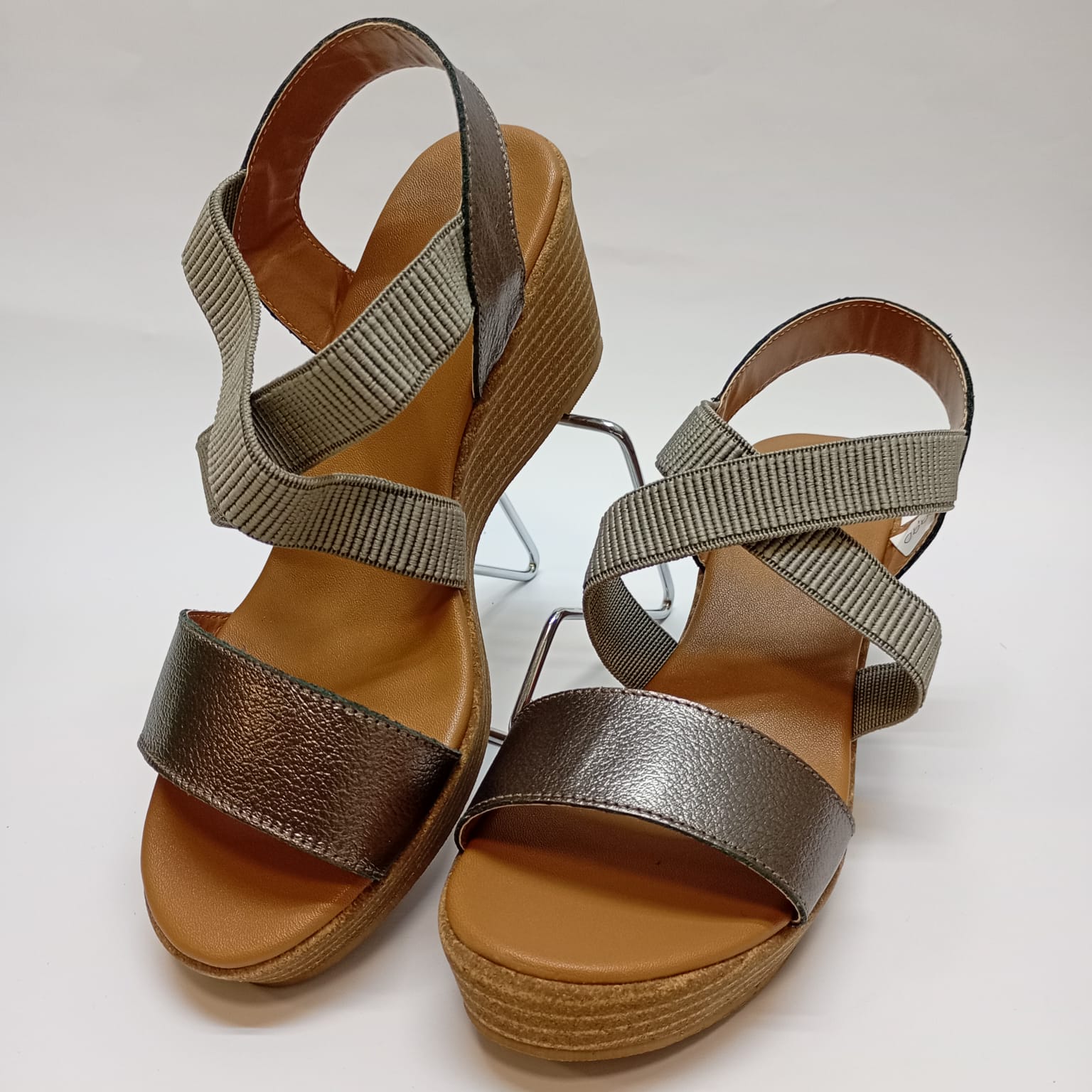 Sandália Anabela em Couro com Tiras Elásticas - Imagem 3