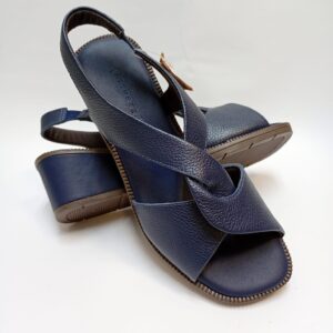 Sandália em Couro  com Salto Anabela