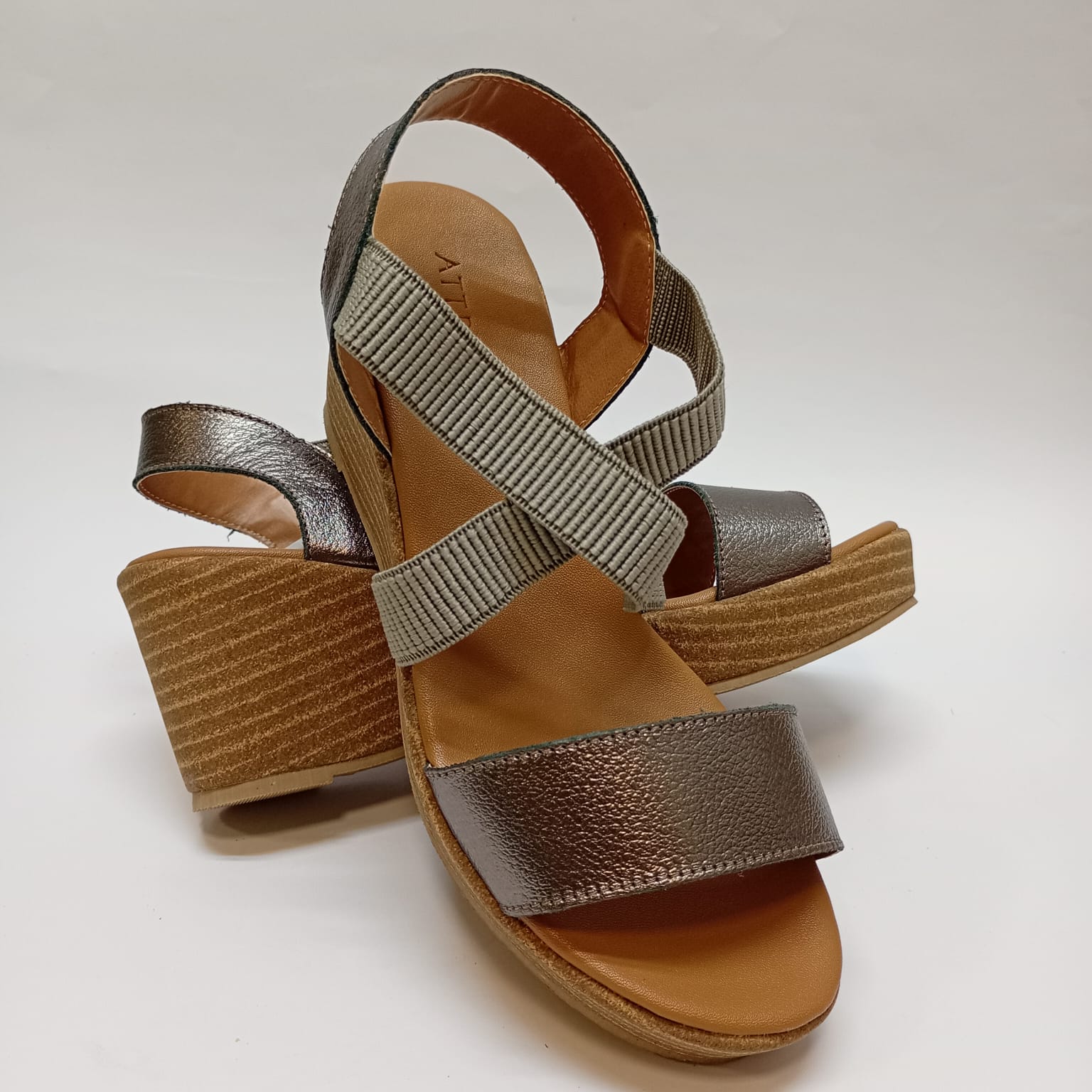 Sandália Anabela em Couro com Tiras Elásticas - Imagem 4