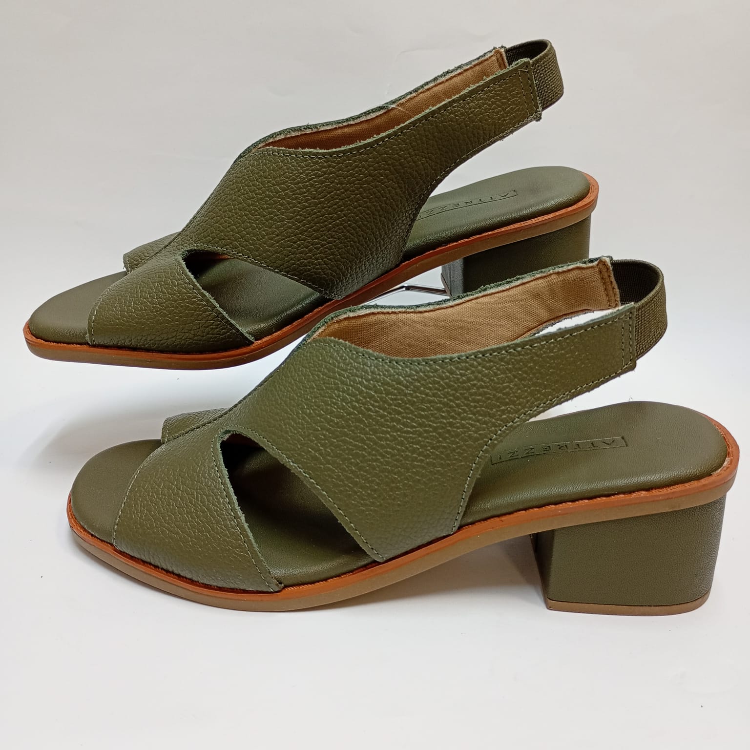 Sandália em Couro Salto Médio - Imagem 2