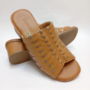 Tamanco em Couro Trançado com Salto Médio