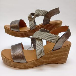 Sandália Anabela em Couro com Tiras Elásticas