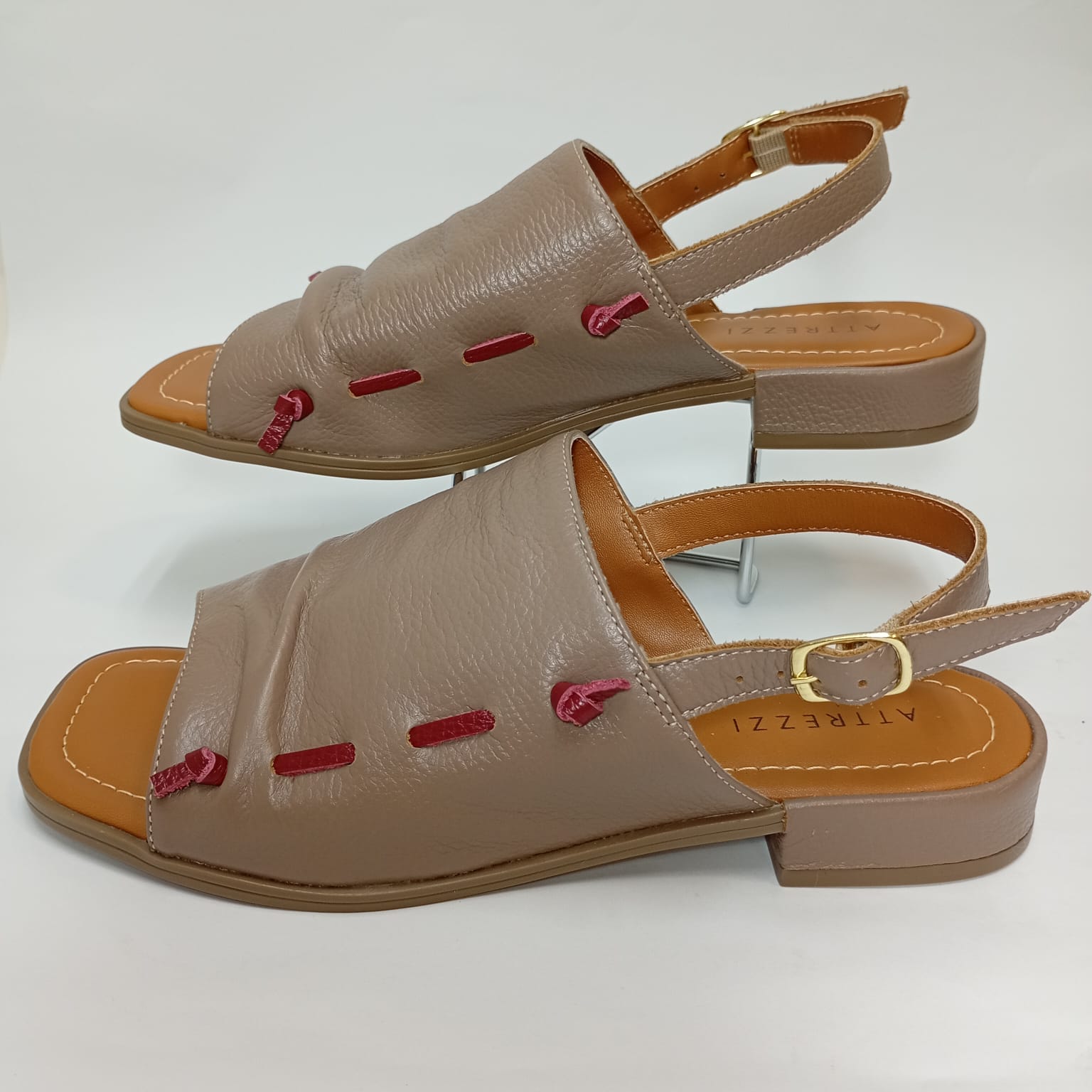 Sandália Rasteira em Couro Detalhe Pesponto - Imagem 3