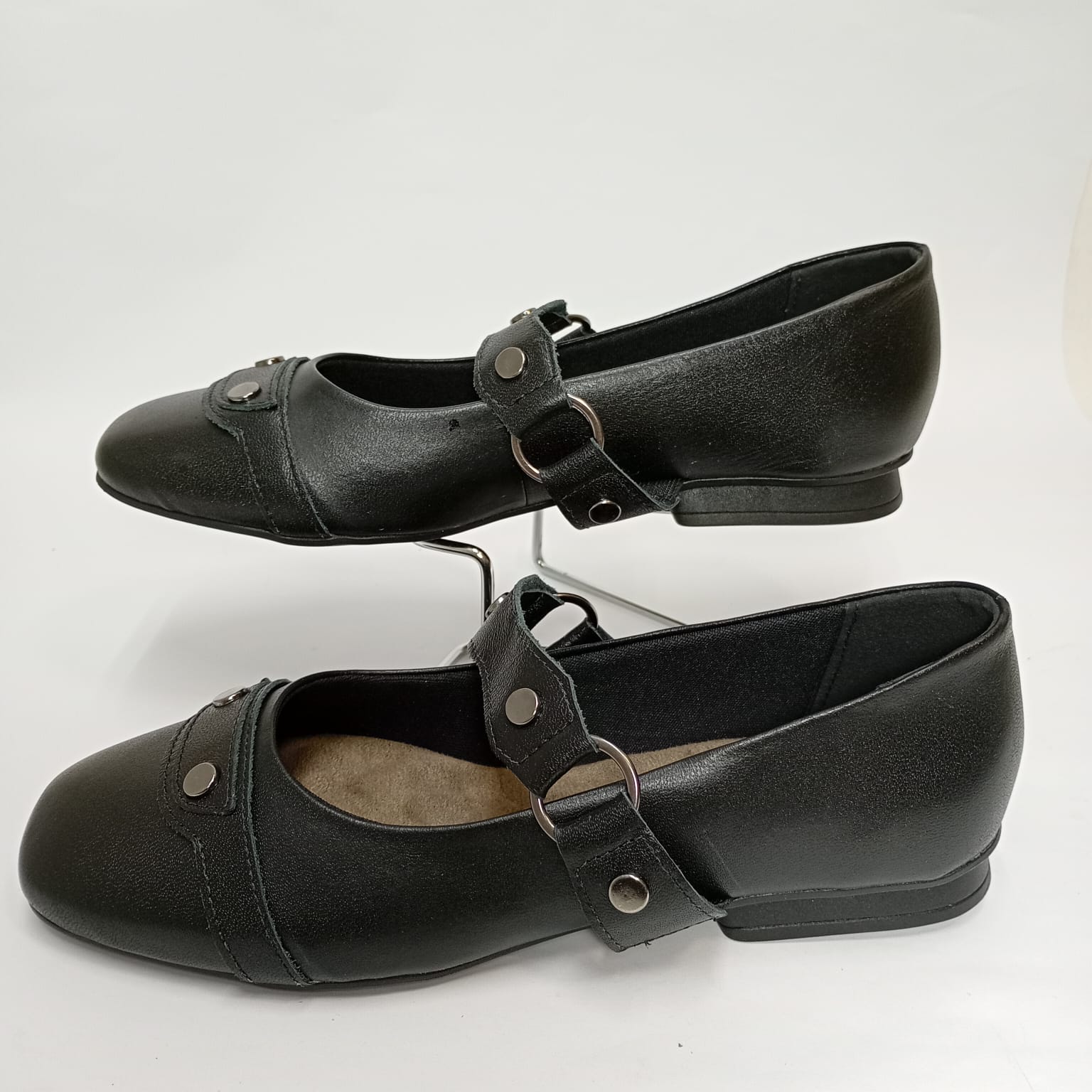 Sapatilha em Couro com Fivela e Palmilha Bubble - Imagem 3