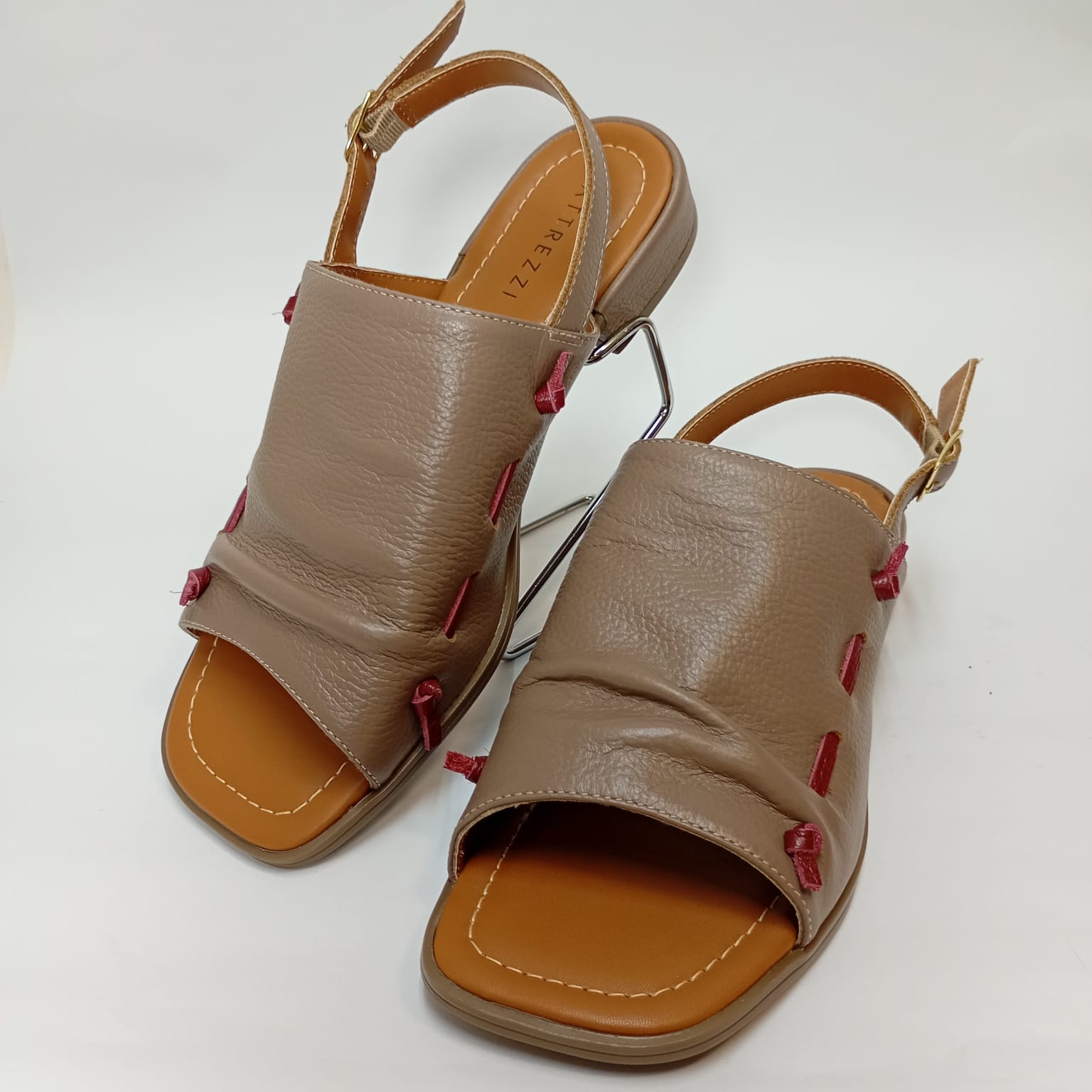 Sandália Rasteira em Couro Detalhe Pesponto - Imagem 4