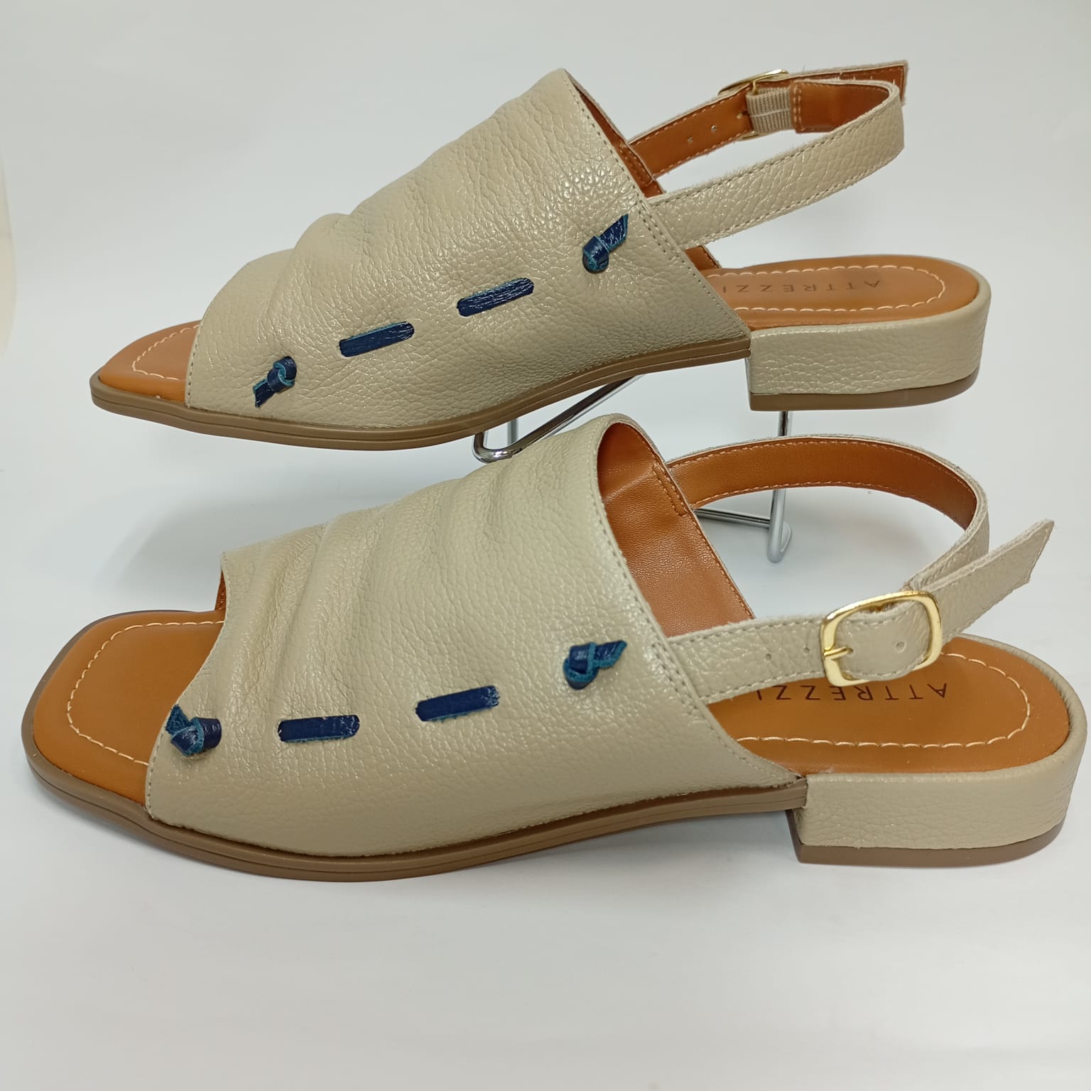 Sandália Rasteira em Couro Detalhe Pesponto - Imagem 3