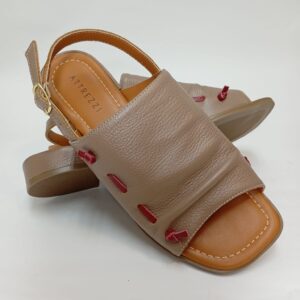 Sandália Rasteira em Couro Detalhe Pesponto