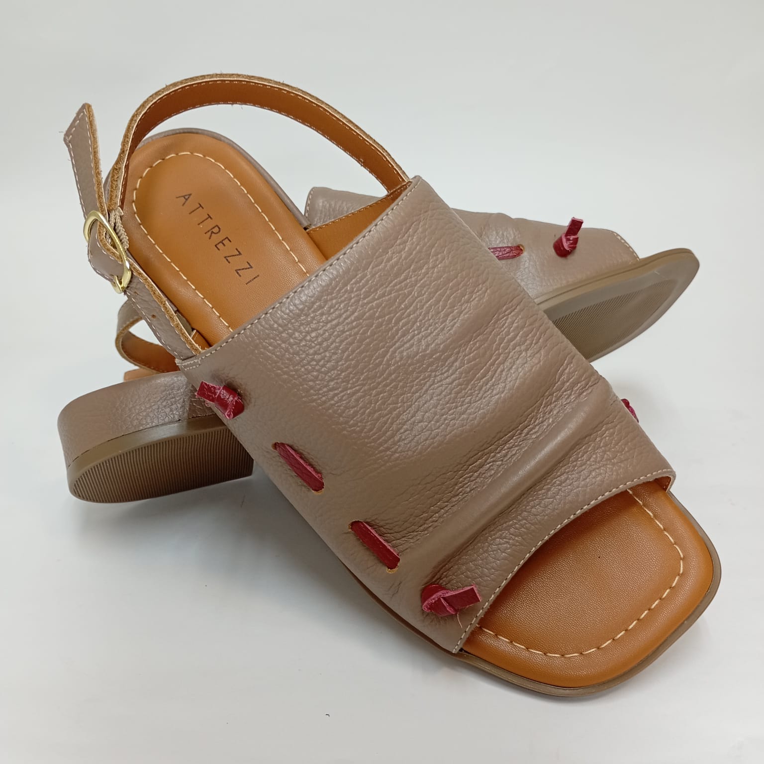 Sandália Rasteira em Couro Detalhe Pesponto