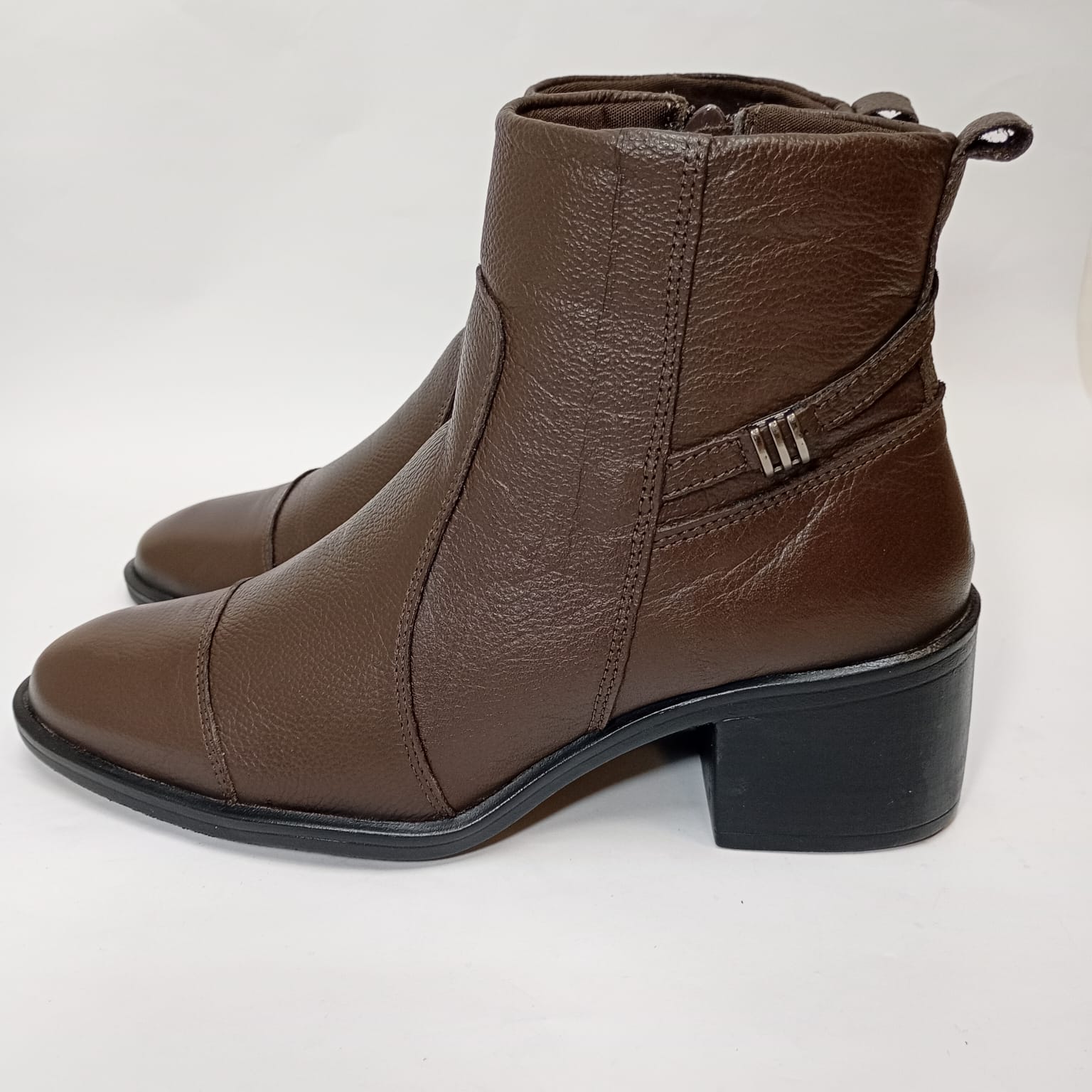 Bota Couro Detalhe Fivela Salto 5 cm - Imagem 2