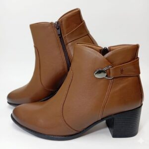 Bota Couro Detalhe Fivela Salto 5 cm