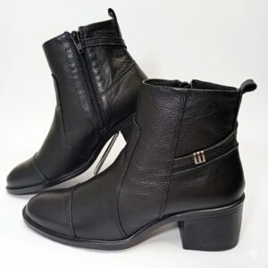 Bota Couro Detalhe Fivela Salto 5 cm