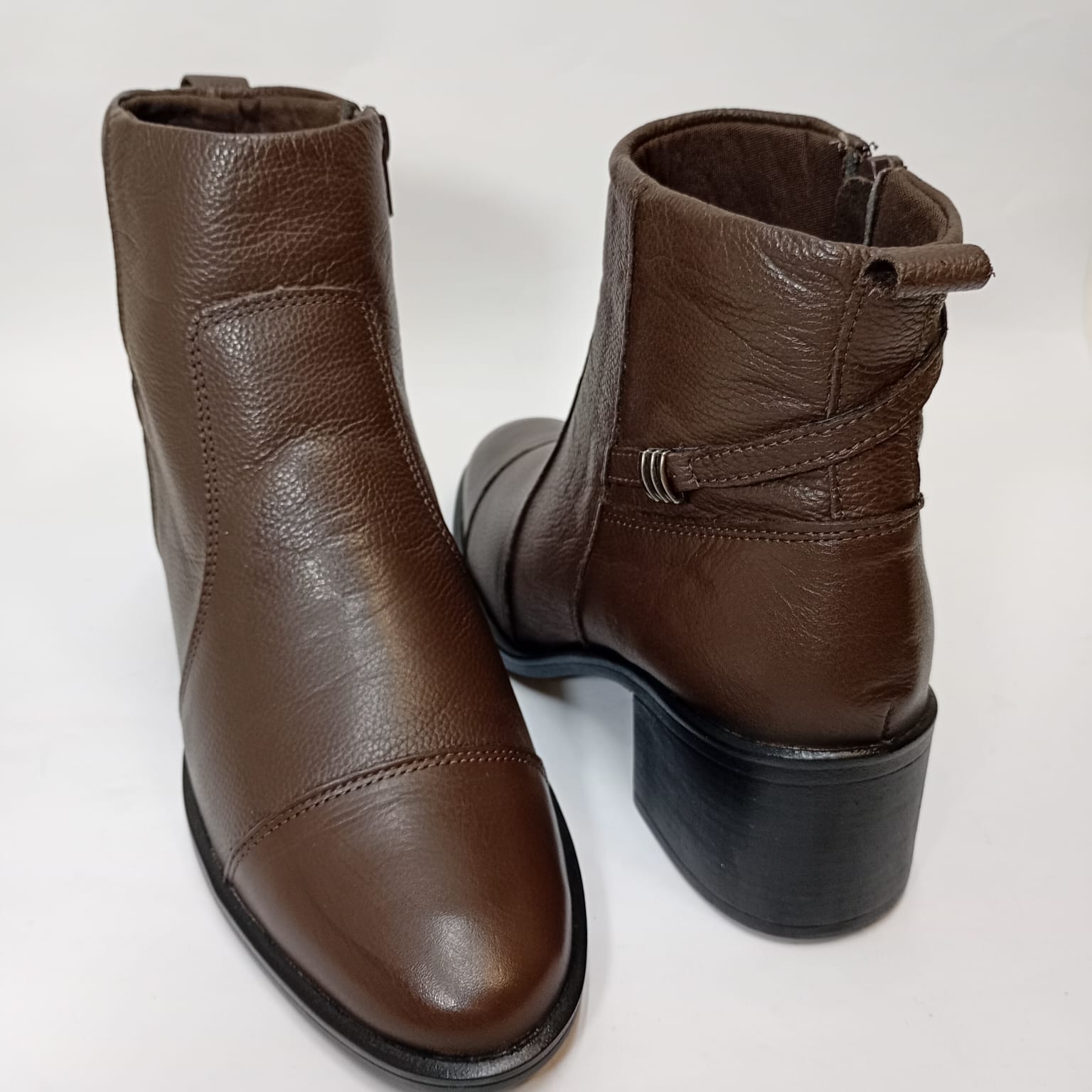 Bota Couro Detalhe Fivela Salto 5 cm - Imagem 4