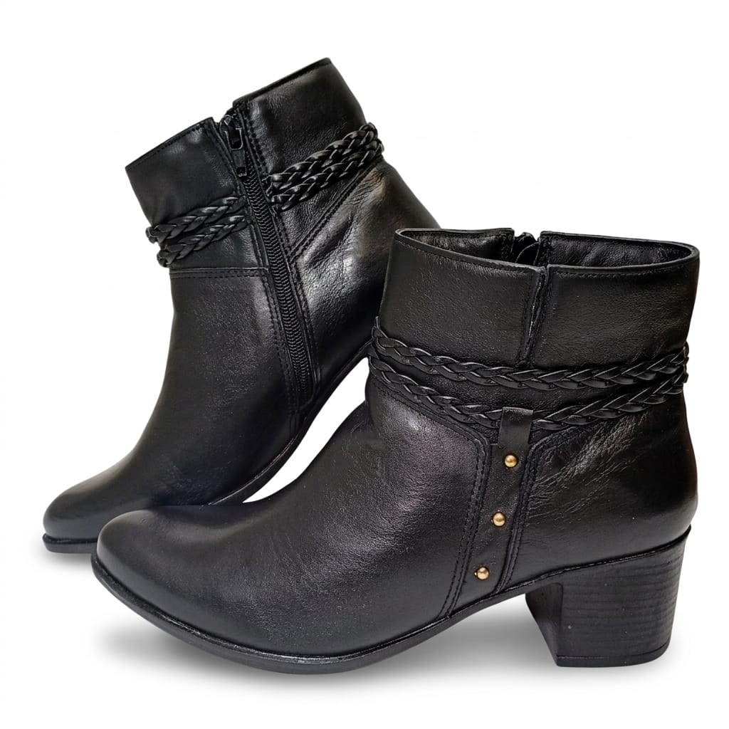 http://Bota%20Couro%20%20Detalhe%20Trançado%20Salto%205%20cm
