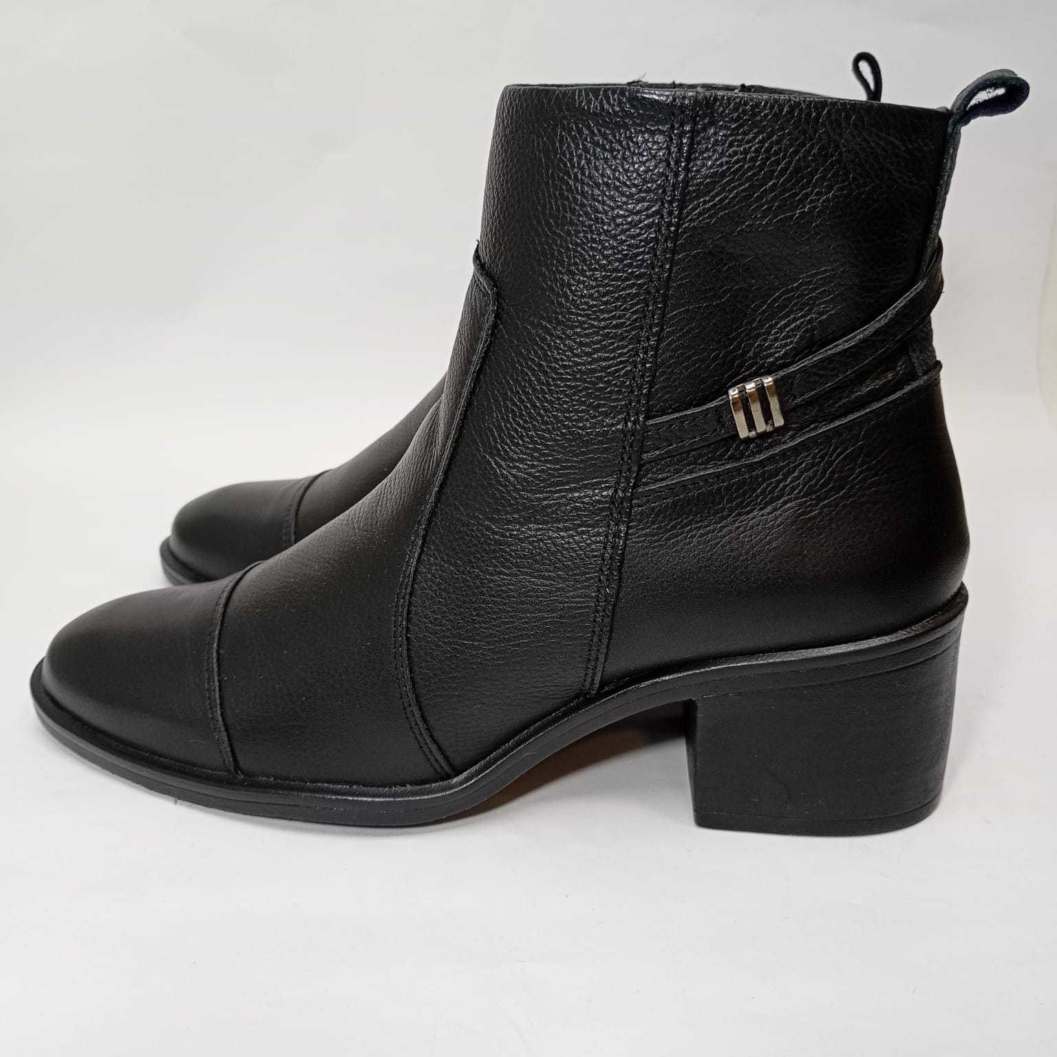 Bota Couro Detalhe Fivela Salto 5 cm - Imagem 3