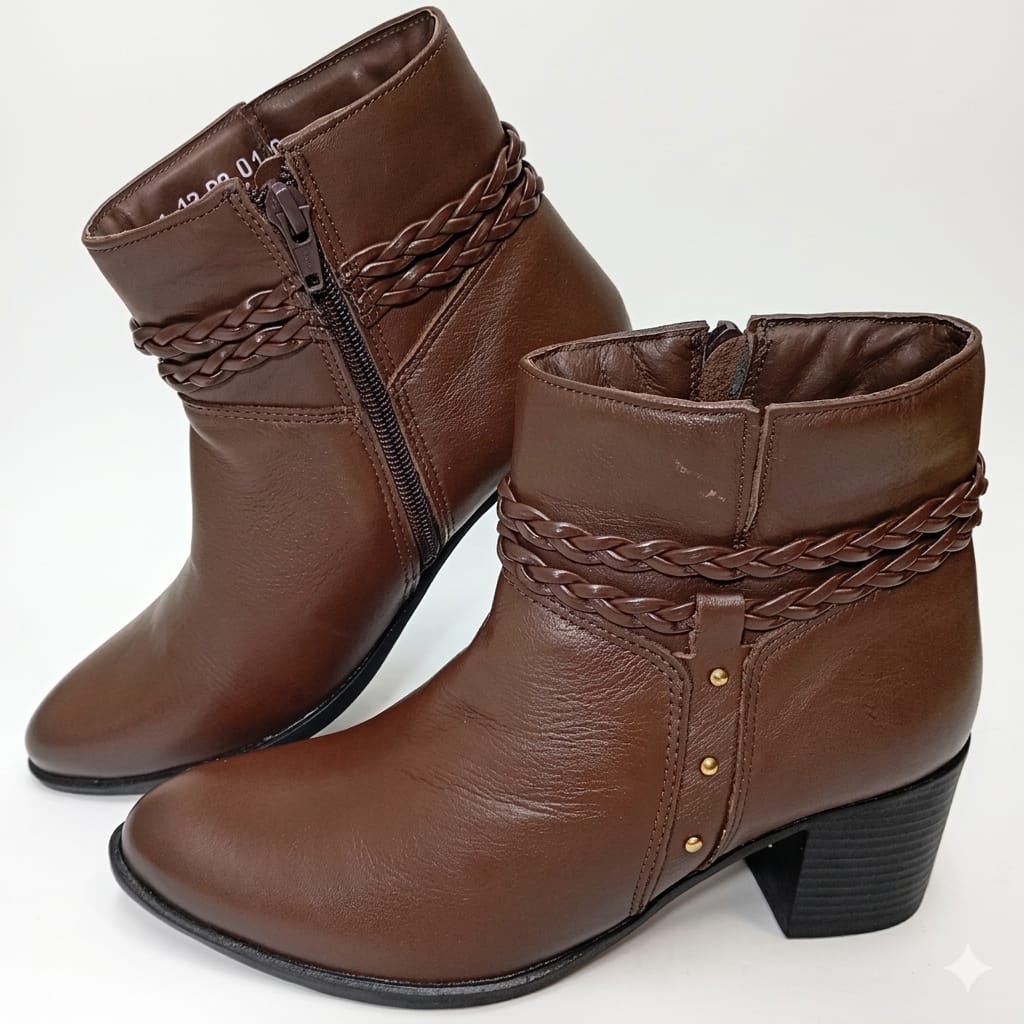http://Bota%20Couro%20%20Detalhe%20Trançado%20Salto%205%20cm