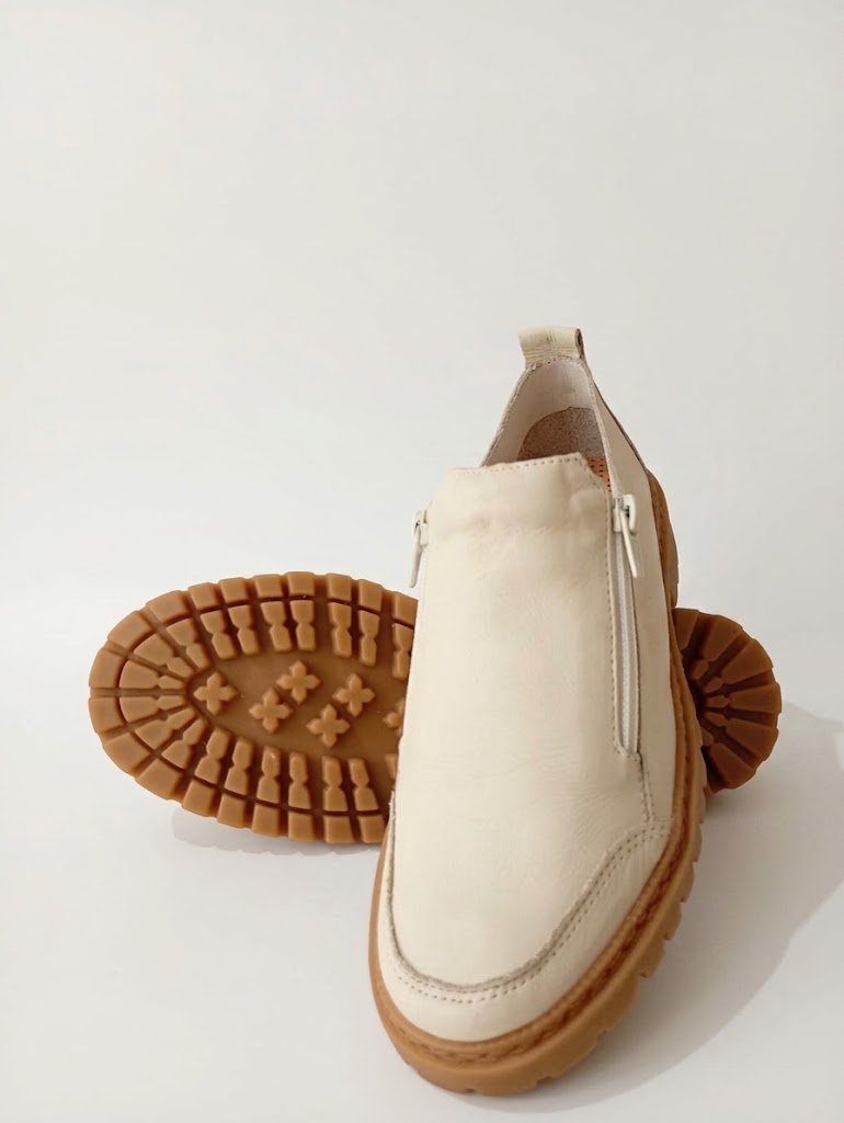 Loafer Feminino em Couro com Zíper Lateral e Solado Tratorado - Imagem 4