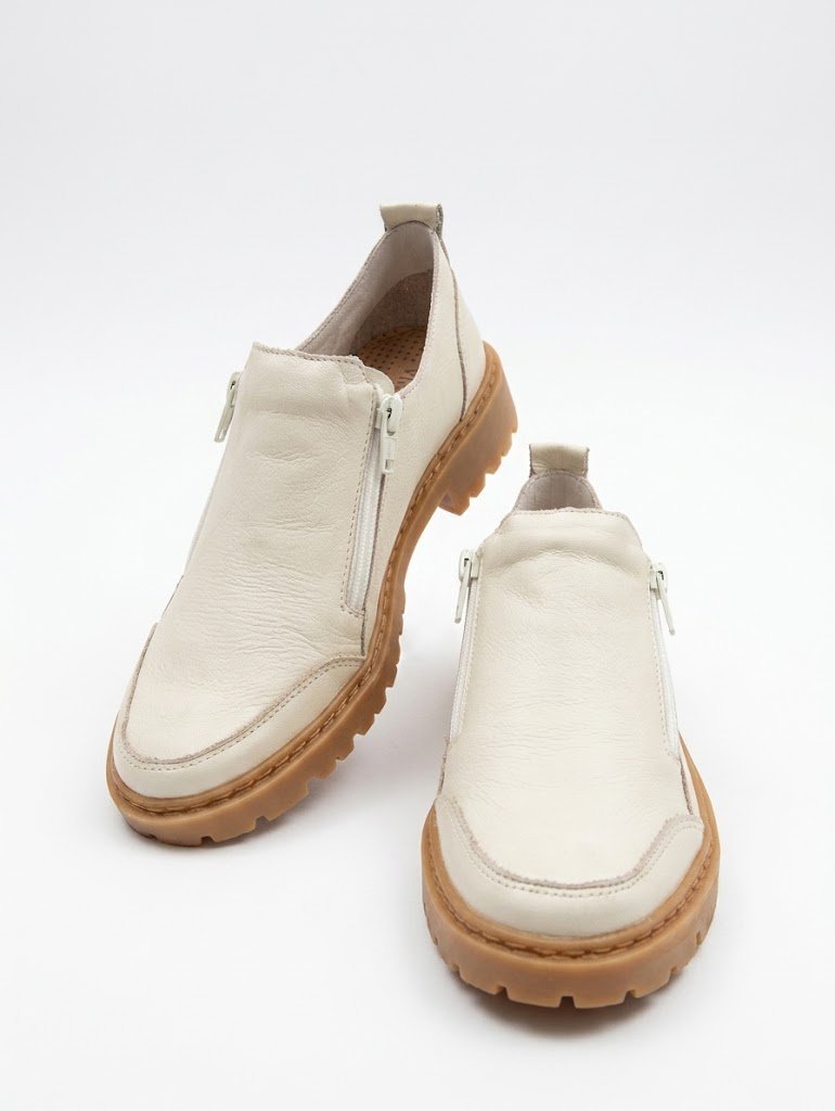 Loafer Feminino em Couro com Zíper Lateral e Solado Tratorado