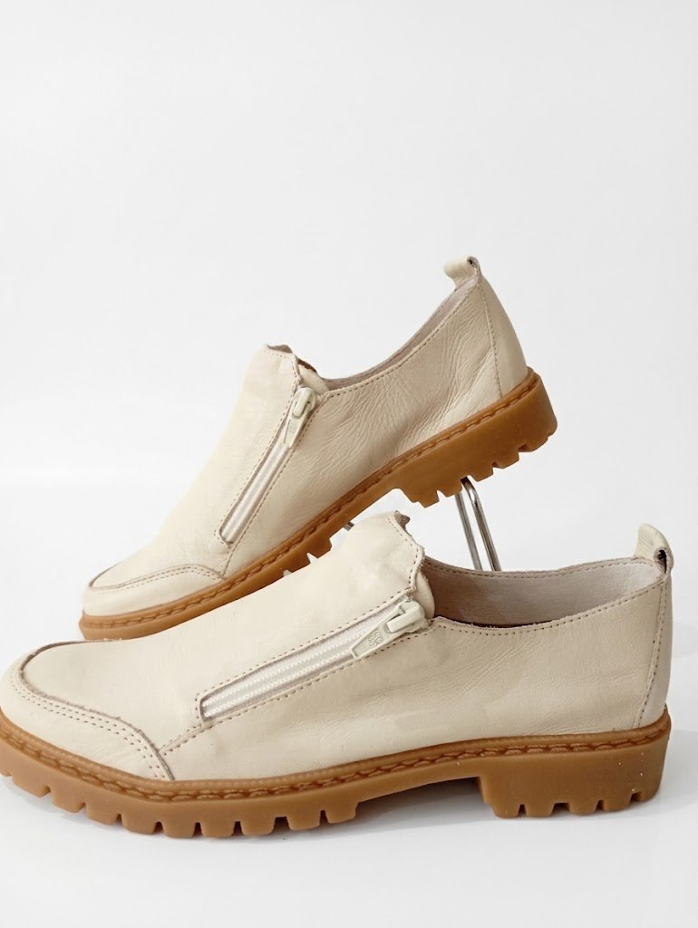 Loafer Feminino em Couro com Zíper Lateral e Solado Tratorado - Imagem 2